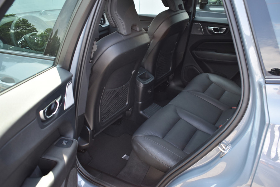 Volvo XC60 T6 350PK Plug-in hybrid AWD Ultimate Dark | B&W | HUD | Trekhaak | ACC | 360 Camera | Glazen dak | 20 "LMV
