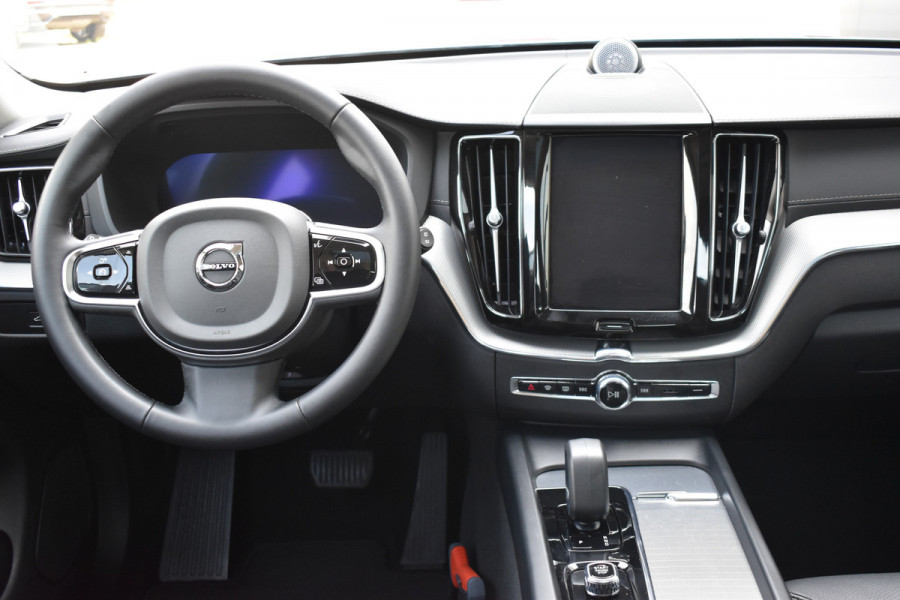 Volvo XC60 T6 350PK Plug-in hybrid AWD Ultimate Dark | B&W | HUD | Trekhaak | ACC | 360 Camera | Glazen dak | 20 "LMV
