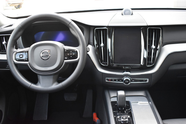 Volvo XC60 T6 350PK Plug-in hybrid AWD Ultimate Dark | B&W | HUD | Trekhaak | ACC | 360 Camera | Glazen dak | 20 "LMV