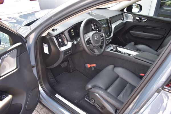 Volvo XC60 T6 350PK Plug-in hybrid AWD Ultimate Dark | B&W | HUD | Trekhaak | ACC | 360 Camera | Glazen dak | 20 "LMV