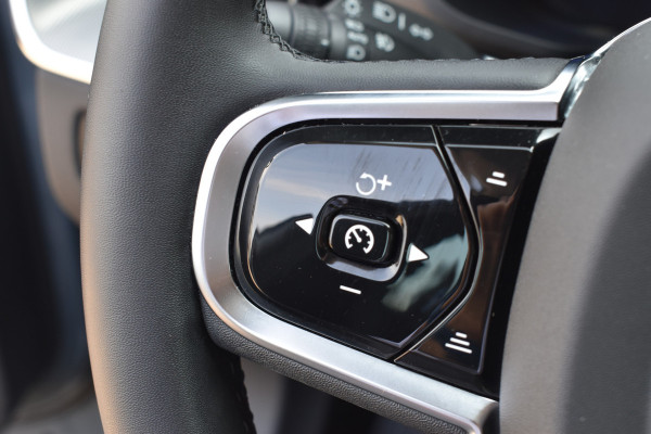 Volvo XC60 T6 350PK Plug-in hybrid AWD Ultimate Dark | B&W | HUD | Trekhaak | ACC | 360 Camera | Glazen dak | 20 "LMV
