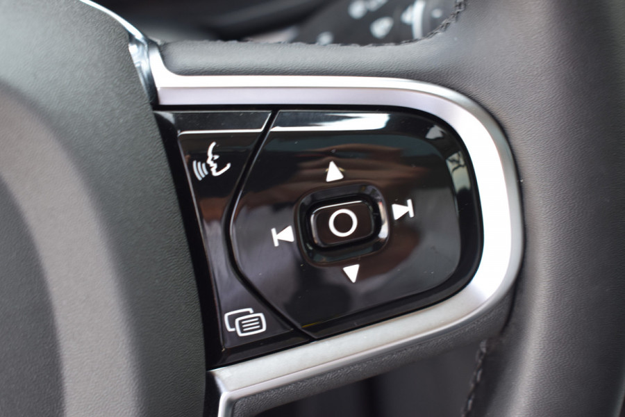 Volvo XC60 T6 350PK Plug-in hybrid AWD Ultimate Dark | B&W | HUD | Trekhaak | ACC | 360 Camera | Glazen dak | 20 "LMV