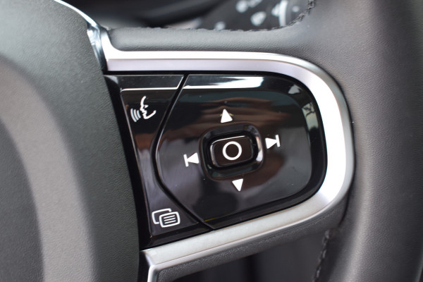 Volvo XC60 T6 350PK Plug-in hybrid AWD Ultimate Dark | B&W | HUD | Trekhaak | ACC | 360 Camera | Glazen dak | 20 "LMV