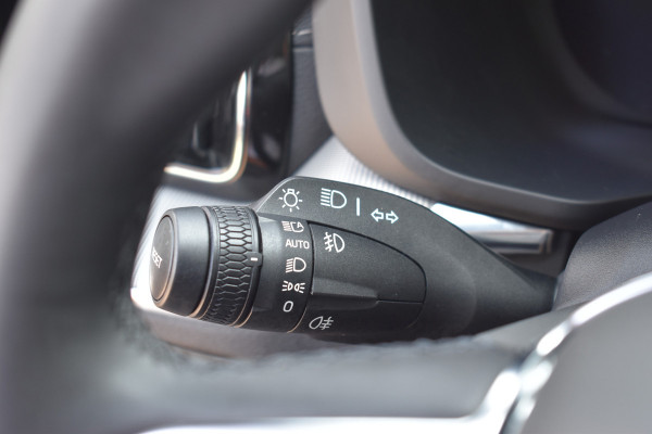 Volvo XC60 T6 350PK Plug-in hybrid AWD Ultimate Dark | B&W | HUD | Trekhaak | ACC | 360 Camera | Glazen dak | 20 "LMV