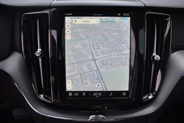 Volvo XC60 T6 350PK Plug-in hybrid AWD Ultimate Dark | B&W | HUD | Trekhaak | ACC | 360 Camera | Glazen dak | 20 "LMV
