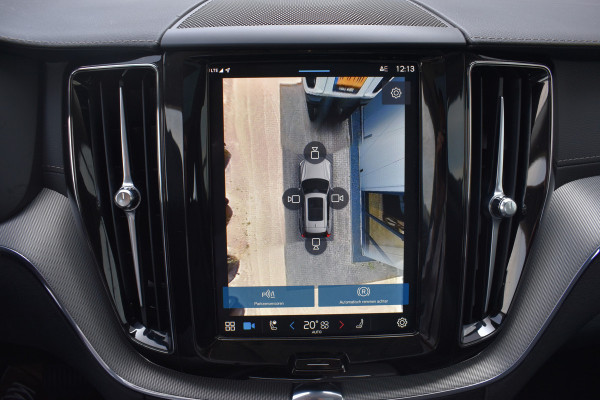 Volvo XC60 T6 350PK Plug-in hybrid AWD Ultimate Dark | B&W | HUD | Trekhaak | ACC | 360 Camera | Glazen dak | 20 "LMV