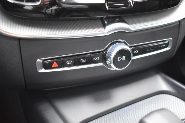 Volvo XC60 T6 350PK Plug-in hybrid AWD Ultimate Dark | B&W | HUD | Trekhaak | ACC | 360 Camera | Glazen dak | 20 "LMV