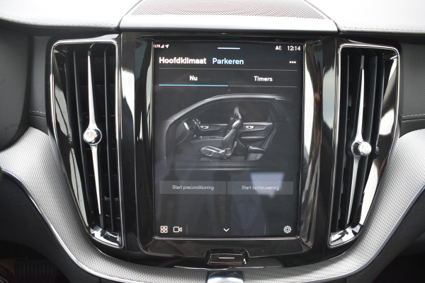 Volvo XC60 T6 350PK Plug-in hybrid AWD Ultimate Dark | B&W | HUD | Trekhaak | ACC | 360 Camera | Glazen dak | 20 "LMV