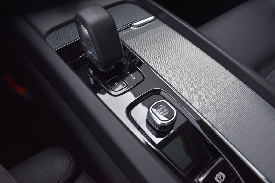 Volvo XC60 T6 350PK Plug-in hybrid AWD Ultimate Dark | B&W | HUD | Trekhaak | ACC | 360 Camera | Glazen dak | 20 "LMV