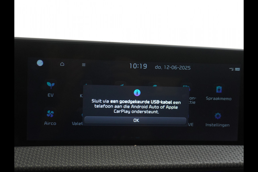 Kia Ev6 Plus 77.4kWh Leer Warmtepomp 20"Apple Carplay Android Auto Adap. Cruise Camera Navi Ecc Stoel(+Geventileerd)+Bank+Stuur-Verwarmd Elek.Achterklep Led Regen-Lichtsensor Verkeersbord detectie Connected Services Bluetooth Uitparkeer waarschuwing Rijstrooksensor met correctie 1e Eigenaar Origineel Nederlandse Auto Dealer Onderhouden tot 233kw DC en 11kw AC laden