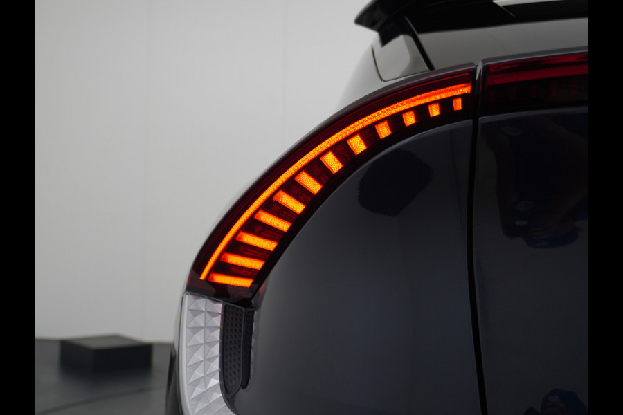 Kia Ev6 Plus 77.4kWh Leer Warmtepomp 20"Apple Carplay Android Auto Adap. Cruise Camera Navi Ecc Stoel(+Geventileerd)+Bank+Stuur-Verwarmd Elek.Achterklep Led Regen-Lichtsensor Verkeersbord detectie Connected Services Bluetooth Uitparkeer waarschuwing Rijstrooksensor met correctie 1e Eigenaar Origineel Nederlandse Auto Dealer Onderhouden tot 233kw DC en 11kw AC laden