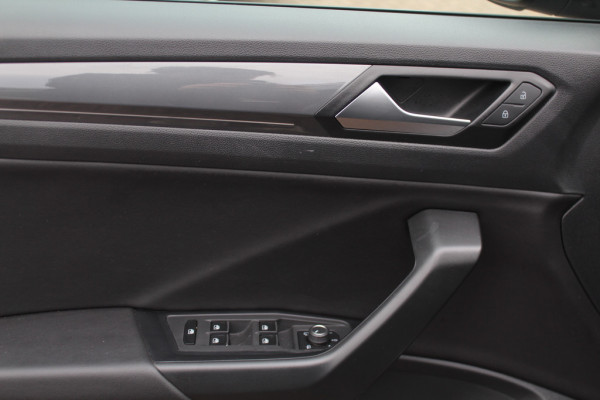 Volkswagen T-Roc 1.5 TSI Sport Business 3x R-Line / Camera / Virtual Cockpit / Navigatie / 19'' / Keyless / Stoelverwarming / ACC