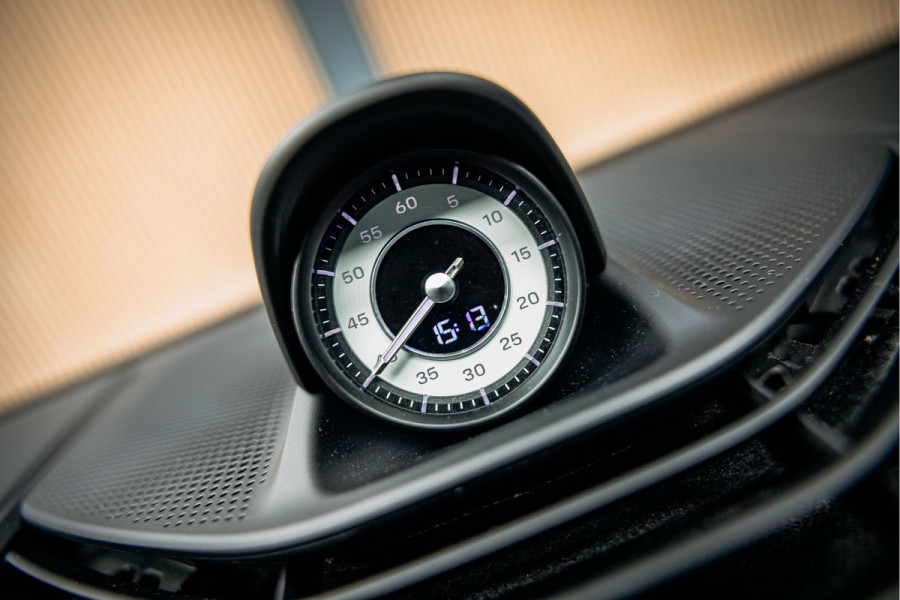 Porsche Taycan Performance 84 kWh Goed uitgevoerde Taycan met lage km stand NL geleverd
