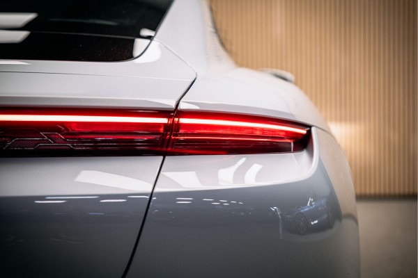 Porsche Taycan Performance 84 kWh Goed uitgevoerde Taycan met lage km stand NL geleverd
