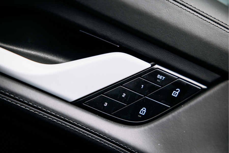 Porsche Taycan Performance 84 kWh Goed uitgevoerde Taycan met lage km stand NL geleverd