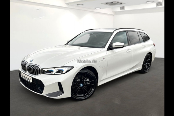 BMW 3 Serie Touring 330e M-SPORT ** LED, NAVI+, LEDER, PAMORAMA, ACC, TREKH, 19-inch LMV ** 1e EIG - UNFALLFREI ** ** INFORMEER OOK NAAR ONZE AANTREKKELIJKE FINANCIAL-LEASE TARIEVEN **
