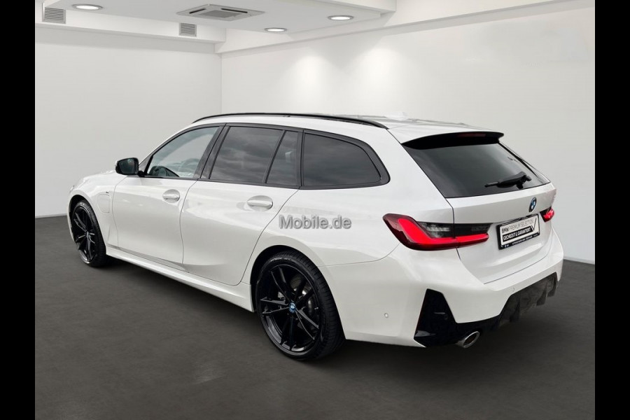 BMW 3 Serie Touring 330e M-SPORT ** LED, NAVI+, LEDER, PAMORAMA, ACC, TREKH, 19-inch LMV ** 1e EIG - UNFALLFREI ** ** INFORMEER OOK NAAR ONZE AANTREKKELIJKE FINANCIAL-LEASE TARIEVEN **