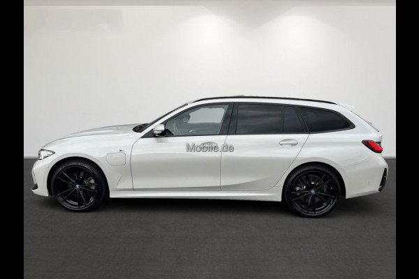 BMW 3 Serie Touring 330e M-SPORT ** LED, NAVI+, LEDER, PAMORAMA, ACC, TREKH, 19-inch LMV ** 1e EIG - UNFALLFREI ** ** INFORMEER OOK NAAR ONZE AANTREKKELIJKE FINANCIAL-LEASE TARIEVEN **