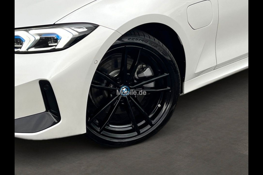 BMW 3 Serie Touring 330e M-SPORT ** LED, NAVI+, LEDER, PAMORAMA, ACC, TREKH, 19-inch LMV ** 1e EIG - UNFALLFREI ** ** INFORMEER OOK NAAR ONZE AANTREKKELIJKE FINANCIAL-LEASE TARIEVEN **