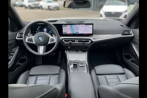 BMW 3 Serie Touring 330e M-SPORT ** LED, NAVI+, LEDER, PAMORAMA, ACC, TREKH, 19-inch LMV ** 1e EIG - UNFALLFREI ** ** INFORMEER OOK NAAR ONZE AANTREKKELIJKE FINANCIAL-LEASE TARIEVEN **