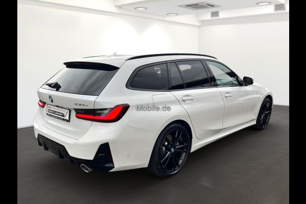 BMW 3 Serie Touring 330e M-SPORT ** LED, NAVI+, LEDER, PAMORAMA, ACC, TREKH, 19-inch LMV ** 1e EIG - UNFALLFREI ** ** INFORMEER OOK NAAR ONZE AANTREKKELIJKE FINANCIAL-LEASE TARIEVEN **