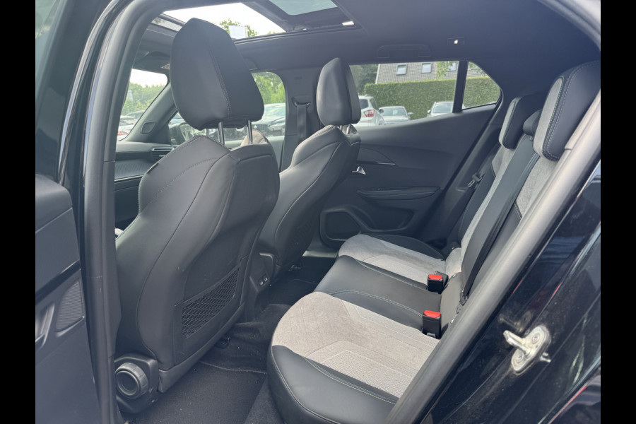 Peugeot e-2008 EV GT Pack 50 kWh / Panoramadak / Camera / Virtual Cockpit / Half leder / Navigatie / Keyless / Cruise Control / Dodehoek detectie
