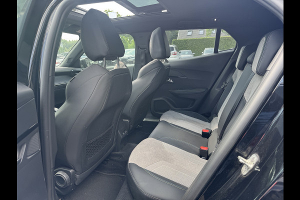 Peugeot e-2008 EV GT Pack 50 kWh / Panoramadak / Camera / Virtual Cockpit / Half leder / Navigatie / Keyless / Cruise Control / Dodehoek detectie