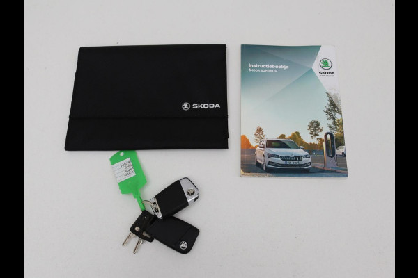 Škoda Superb 1.4 TSI iV Business Edition Plus | Camera | Adaptive cruise | Memory seats | Carplay | Stoelverwarming| Navigatie | Alcantara | Keyless