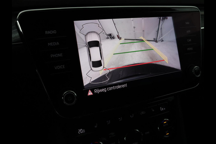Škoda Superb 1.4 TSI iV Business Edition Plus | Camera | Adaptive cruise | Memory seats | Carplay | Stoelverwarming| Navigatie | Alcantara | Keyless
