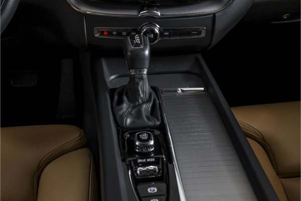 Volvo XC60 2.0 T4 Inscription 190 PK - Automaat | Dig. Cockpit | Elek. Trekhaak | Adapt. Cruise | Memory | Stoel-+Stuurverw. | PDC | Camera | NAV | ECC | Elek. Klep | LM 19" |