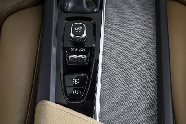 Volvo XC60 2.0 T4 Inscription 190 PK - Automaat | Dig. Cockpit | Elek. Trekhaak | Adapt. Cruise | Memory | Stoel-+Stuurverw. | PDC | Camera | NAV | ECC | Elek. Klep | LM 19" |