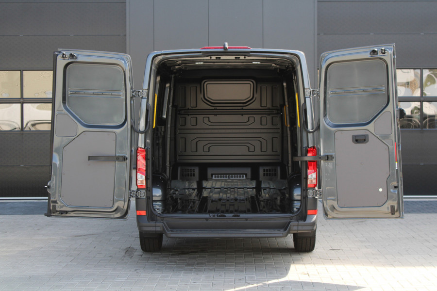 Volkswagen Crafter 35 2.0 TDI L3H2 177pk - Facelift - Navigatie - LED - Geveerde stoel - Virtual cockpit - Camera - Verwarmd stuur - Stoelverwarmin