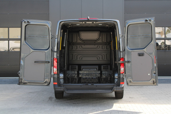 Volkswagen Crafter 35 2.0 TDI L3H2 177pk - Facelift - Navigatie - LED - Geveerde stoel - Virtual cockpit - Camera - Verwarmd stuur - Stoelverwarmin