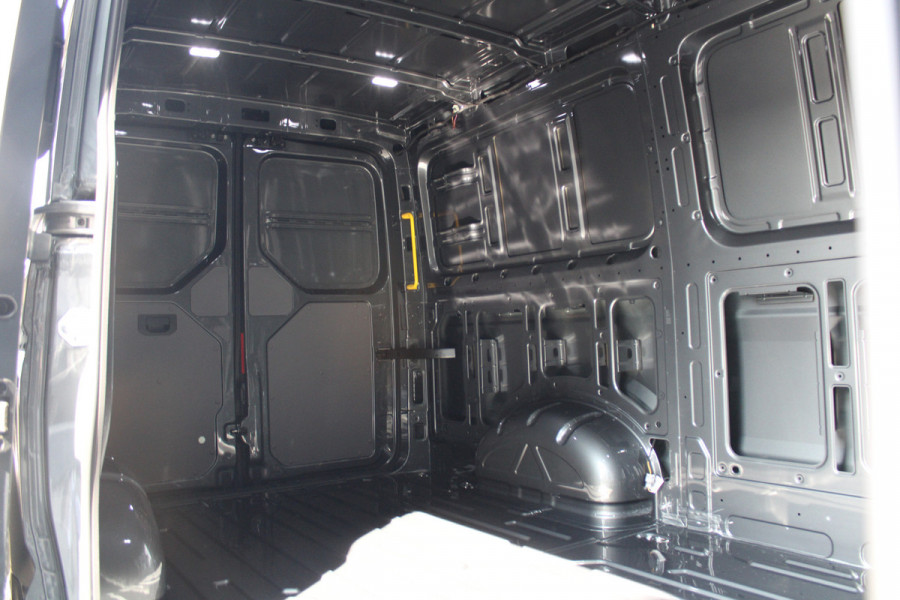Volkswagen Crafter 35 2.0 TDI L3H2 177pk - Facelift - Navigatie - LED - Geveerde stoel - Virtual cockpit - Camera - Verwarmd stuur - Stoelverwarmin
