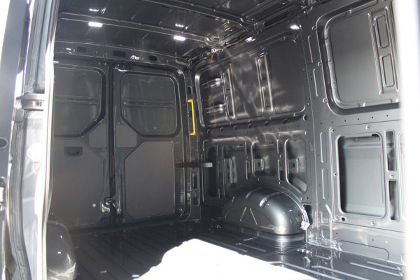 Volkswagen Crafter 35 2.0 TDI L3H2 177pk - Facelift - Navigatie - LED - Geveerde stoel - Virtual cockpit - Camera - Verwarmd stuur - Stoelverwarmin