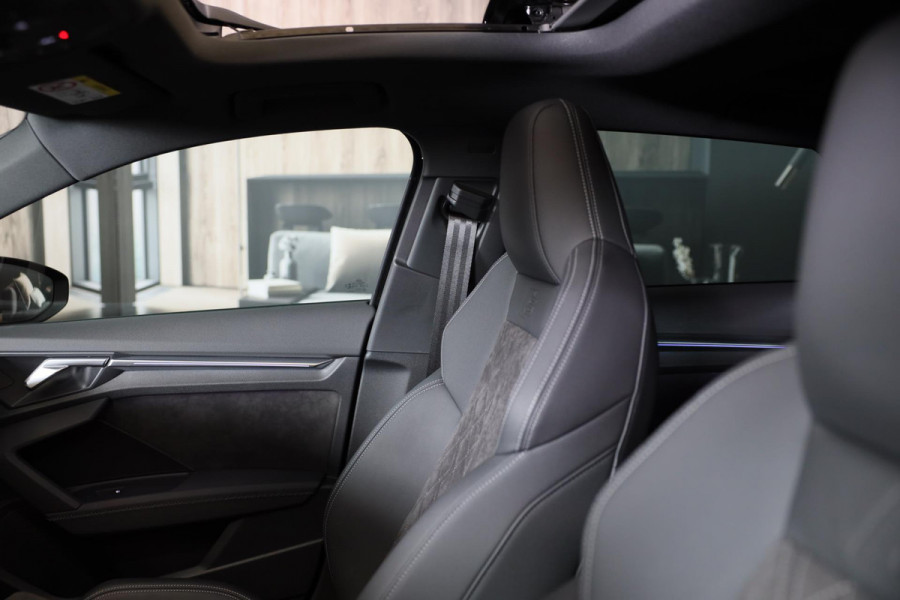 Audi A3 Sportback 40 TFSI e RS3 Look / 204 PK / RS Zetels / Cc / Camera / Navi / Open Pano / Digital Cockpit / Led / Pdc / 18 Inch