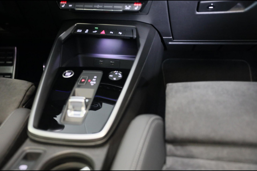 Audi A3 Sportback 40 TFSI e RS3 Look / 204 PK / RS Zetels / Cc / Camera / Navi / Open Pano / Digital Cockpit / Led / Pdc / 18 Inch