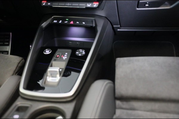 Audi A3 Sportback 40 TFSI e RS3 Look / 204 PK / RS Zetels / Cc / Camera / Navi / Open Pano / Digital Cockpit / Led / Pdc / 18 Inch