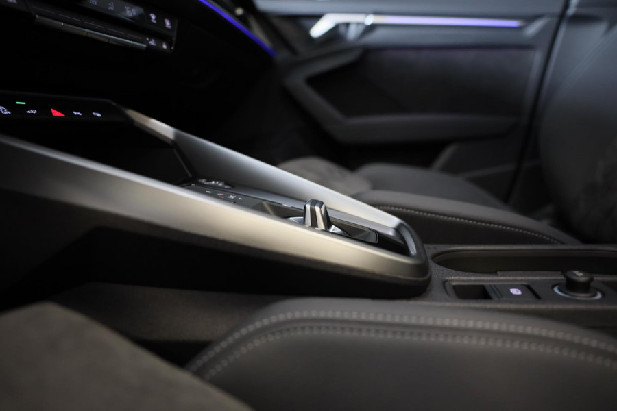 Audi A3 Sportback 40 TFSI e RS3 Look / 204 PK / RS Zetels / Cc / Camera / Navi / Open Pano / Digital Cockpit / Led / Pdc / 18 Inch