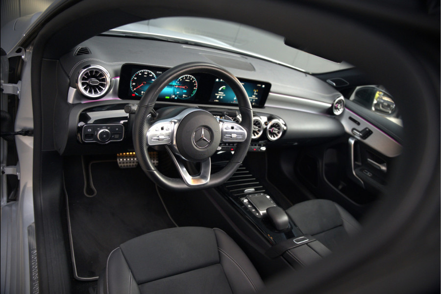 Mercedes-Benz CLA-Klasse 250 e Premium Plus AMG | Panoramadak | Burmester | Stoelverwarming | Apple Carplay | Keyless | Memory Seats| Cruise Control | Ambiance verlichting | 360 Camera | Parkeersensoren | Standkachel | Dodehoekdetectie
