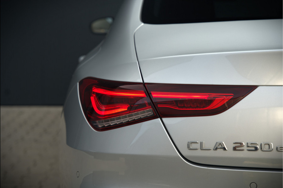 Mercedes-Benz CLA-Klasse 250 e Premium Plus AMG | Panoramadak | Burmester | Stoelverwarming | Apple Carplay | Keyless | Memory Seats| Cruise Control | Ambiance verlichting | 360 Camera | Parkeersensoren | Standkachel | Dodehoekdetectie