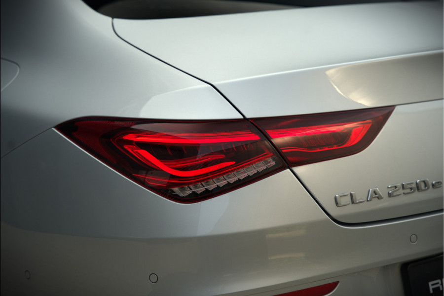 Mercedes-Benz CLA-Klasse 250 e Premium Plus AMG | Panoramadak | Burmester | Stoelverwarming | Apple Carplay | Keyless | Memory Seats| Cruise Control | Ambiance verlichting | 360 Camera | Parkeersensoren | Standkachel | Dodehoekdetectie