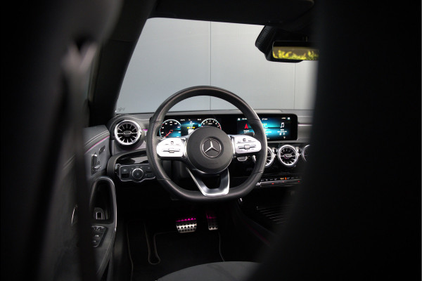 Mercedes-Benz CLA-Klasse 250 e Premium Plus AMG | Panoramadak | Burmester | Stoelverwarming | Apple Carplay | Keyless | Memory Seats| Cruise Control | Ambiance verlichting | 360 Camera | Parkeersensoren | Standkachel | Dodehoekdetectie