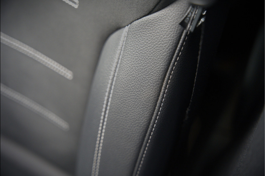 Mercedes-Benz CLA-Klasse 250 e Premium Plus AMG | Panoramadak | Burmester | Stoelverwarming | Apple Carplay | Keyless | Memory Seats| Cruise Control | Ambiance verlichting | 360 Camera | Parkeersensoren | Standkachel | Dodehoekdetectie