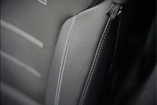 Mercedes-Benz CLA-Klasse 250 e Premium Plus AMG | Panoramadak | Burmester | Stoelverwarming | Apple Carplay | Keyless | Memory Seats| Cruise Control | Ambiance verlichting | 360 Camera | Parkeersensoren | Standkachel | Dodehoekdetectie