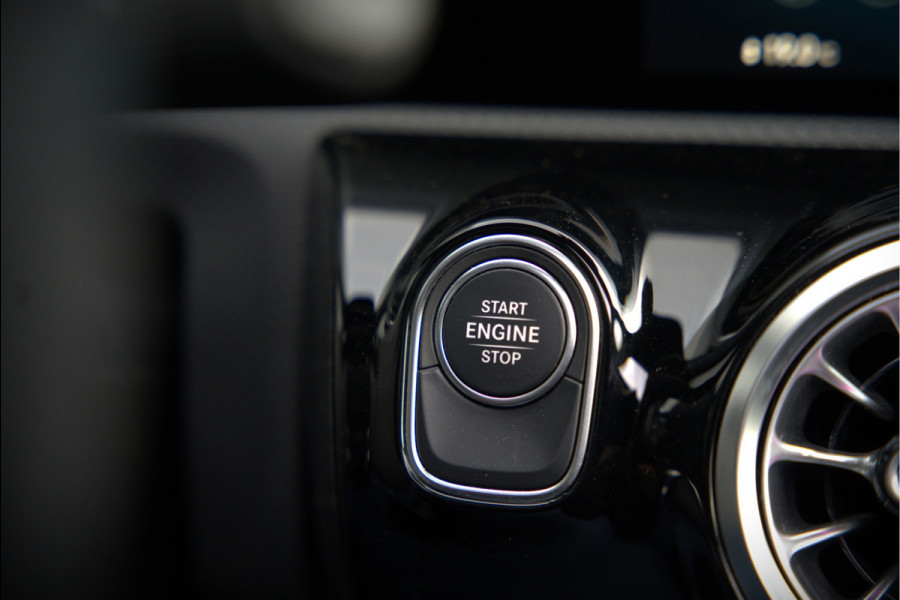 Mercedes-Benz CLA-Klasse 250 e Premium Plus AMG | Panoramadak | Burmester | Stoelverwarming | Apple Carplay | Keyless | Memory Seats| Cruise Control | Ambiance verlichting | 360 Camera | Parkeersensoren | Standkachel | Dodehoekdetectie