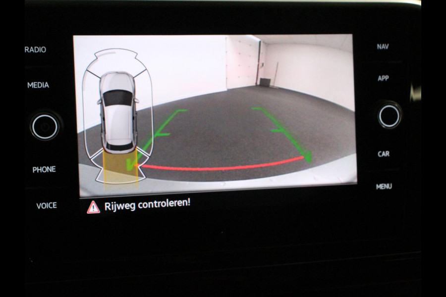 Volkswagen T-Roc 1.5 TSI 150pk Automaat R-Line Digitale Cockpit Climate Control Camera Navigatie Apple Carplay/Android Auto Lichtmetalen Velgen Parkeer sensoren Dab Led Adaptive Cruise Control