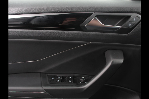 Volkswagen T-Roc 1.5 TSI 150pk Automaat R-Line Digitale Cockpit Climate Control Camera Navigatie Apple Carplay/Android Auto Lichtmetalen Velgen Parkeer sensoren Dab Led Adaptive Cruise Control
