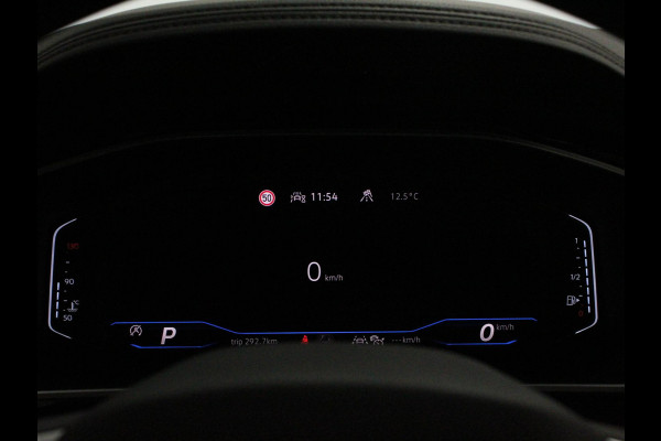 Volkswagen T-Roc 1.5 TSI 150pk Automaat R-Line Digitale Cockpit Climate Control Camera Navigatie Apple Carplay/Android Auto Lichtmetalen Velgen Parkeer sensoren Dab Led Adaptive Cruise Control