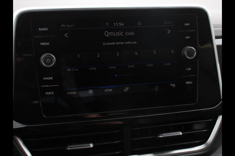 Volkswagen T-Roc 1.5 TSI 150pk Automaat R-Line Digitale Cockpit Climate Control Camera Navigatie Apple Carplay/Android Auto Lichtmetalen Velgen Parkeer sensoren Dab Led Adaptive Cruise Control